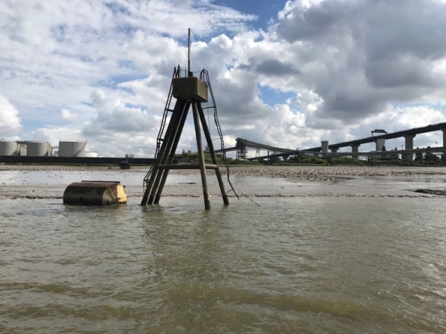 Ladder replacement on a mooring dolphin on the Thames